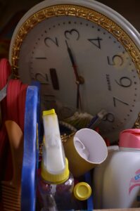 setting a timer for cleaning and well being with eco-friendly cleaning services and pratices
